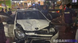 Caption: mobil Daihatsu Ayla yang terlibat kecelakaan adu banteng dengan sepeda motor, tampak ringsek, (sumber foto: Humas Polres Sampang). 