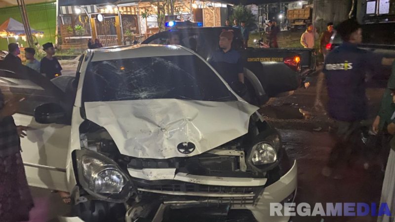Caption: mobil Daihatsu Ayla yang terlibat kecelakaan adu banteng dengan sepeda motor, tampak ringsek, (sumber foto: Humas Polres Sampang). 