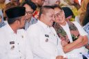Caption: Menkes RI Budi Gunadi Sadikin, berdampingan dengan Bupati H.Slamet Junaidi dan Wabup Ra Mahfud, di Pendopo Trunojoyo Sampang, (sumber foto: Diskominfo Sampang). 