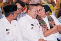 Caption: Menkes RI Budi Gunadi Sadikin, berdampingan dengan Bupati H.Slamet Junaidi dan Wabup Ra Mahfud, di Pendopo Trunojoyo Sampang, (sumber foto: Diskominfo Sampang). 