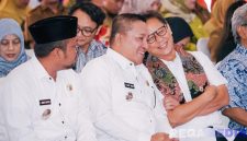 Caption: Menkes RI Budi Gunadi Sadikin, berdampingan dengan Bupati H.Slamet Junaidi dan Wabup Ra Mahfud, di Pendopo Trunojoyo Sampang, (sumber foto: Diskominfo Sampang). 