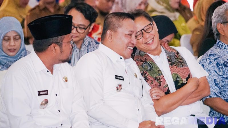 Caption: Menkes RI Budi Gunadi Sadikin, berdampingan dengan Bupati H.Slamet Junaidi dan Wabup Ra Mahfud, di Pendopo Trunojoyo Sampang, (sumber foto: Diskominfo Sampang). 
