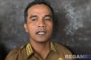 Caption: Bupati Bangkalan Lukman Hakim, diwawancara awak media, (dok. regamedianews). 