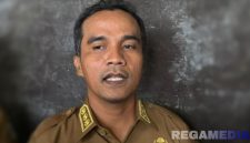 Caption: Bupati Bangkalan Lukman Hakim, diwawancara awak media, (dok. regamedianews). 