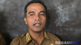 Caption: Bupati Bangkalan Lukman Hakim, diwawancara awak media, (dok. regamedianews). 