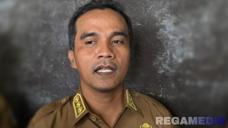 Caption: Bupati Bangkalan Lukman Hakim, diwawancara awak media, (dok. regamedianews). 