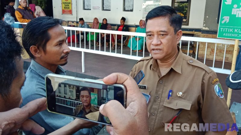 Caption: Plt Direktur RSUD dr.Mohammad Zyn Sampang, dr.Bhakti Setiyo Tunggal, saat diwawancara usai kunjungan Menkes RI, (dok. regamedianews). 
