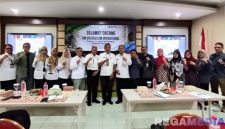 Caption: pose bersama pihak RSUD dr.H. Slamet Martodirdjo (Smart) Pamekasan dengan tim visitasi izin operasional, (dok. regamedianews). 