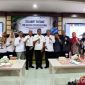 Caption: pose bersama pihak RSUD dr.H. Slamet Martodirdjo (Smart) Pamekasan dengan tim visitasi izin operasional, (dok. regamedianews). 