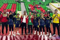 Caption: Bupati Bangkalan Lukman Hakim dan Wakil Bupati Bangkalan Fauzan Ja'far, pose bersama atlet KONI Bangkalan yang ikut diajang Porprov Jatim 2025, (dok. regamedianews). 