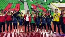 Caption: Bupati Bangkalan Lukman Hakim dan Wakil Bupati Bangkalan Fauzan Ja'far, pose bersama atlet KONI Bangkalan yang ikut diajang Porprov Jatim 2025, (dok. regamedianews). 
