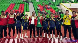 Caption: Bupati Bangkalan Lukman Hakim dan Wakil Bupati Bangkalan Fauzan Ja'far, pose bersama atlet KONI Bangkalan yang ikut diajang Porprov Jatim 2025, (dok. regamedianews). 