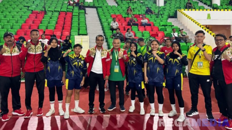 Caption: Bupati Bangkalan Lukman Hakim dan Wakil Bupati Bangkalan Fauzan Ja'far, pose bersama atlet KONI Bangkalan yang ikut diajang Porprov Jatim 2025, (dok. regamedianews). 
