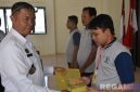 Caption: Kalapas Narkotika Pamekasan (Kusnan) memberikan buku panduan program kemandirian pelatihan pengelasan kepada warga binaan secara simbolis. 