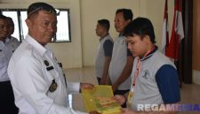 Caption: Kalapas Narkotika Pamekasan (Kusnan) memberikan buku panduan program kemandirian pelatihan pengelasan kepada warga binaan secara simbolis. 