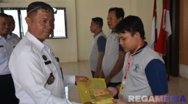 Caption: Kalapas Narkotika Pamekasan (Kusnan) memberikan buku panduan program kemandirian berupa pelatihan pengelasan kepada warga binaan. 