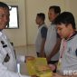 Caption: Kalapas Narkotika Pamekasan (Kusnan) memberikan buku panduan program kemandirian berupa pelatihan pengelasan kepada warga binaan. 