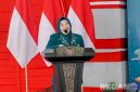 Caption: Ketua TP PKK Sampang, Evi Slamet Junaidi, sampaikan sambutan dalam kegiatan Gebyar Posyandu Aktif, (sumber foto: Diskominfo Sampang). 