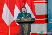 Caption: Ketua TP PKK Sampang, Evi Slamet Junaidi, sampaikan sambutan dalam kegiatan Gebyar Posyandu Aktif, (sumber foto: Diskominfo Sampang). 