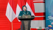 Caption: Ketua TP PKK Sampang, Evi Slamet Junaidi, sampaikan sambutan dalam kegiatan Gebyar Posyandu Aktif, (sumber foto: Diskominfo Sampang). 