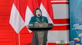Caption: Ketua TP PKK Sampang, Evi Slamet Junaidi, sampaikan sambutan dalam kegiatan Gebyar Posyandu Aktif, (sumber foto: Diskominfo Sampang). 