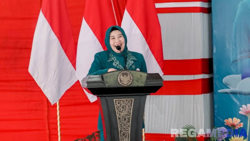 Caption: Ketua TP PKK Sampang, Evi Slamet Junaidi, sampaikan sambutan dalam kegiatan Gebyar Posyandu Aktif, (sumber foto: Diskominfo Sampang). 