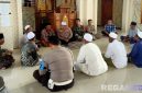 Caption: Kapolsek Sokobanah Iptu Sujiyono bersama anggotanya mengajak langsung tokoh agama, untuk mencegah praktik perjudian, (sumber foto: Humas Polres Sampang). 