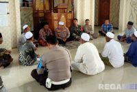 Caption: Kapolsek Sokobanah Iptu Sujiyono bersama anggotanya mengajak langsung tokoh agama, untuk mencegah praktik perjudian, (sumber foto: Humas Polres Sampang). 