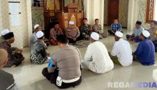 Caption: Kapolsek Sokobanah Iptu Sujiyono bersama anggotanya mengajak langsung tokoh agama, untuk mencegah praktik perjudian, (sumber foto: Humas Polres Sampang). 