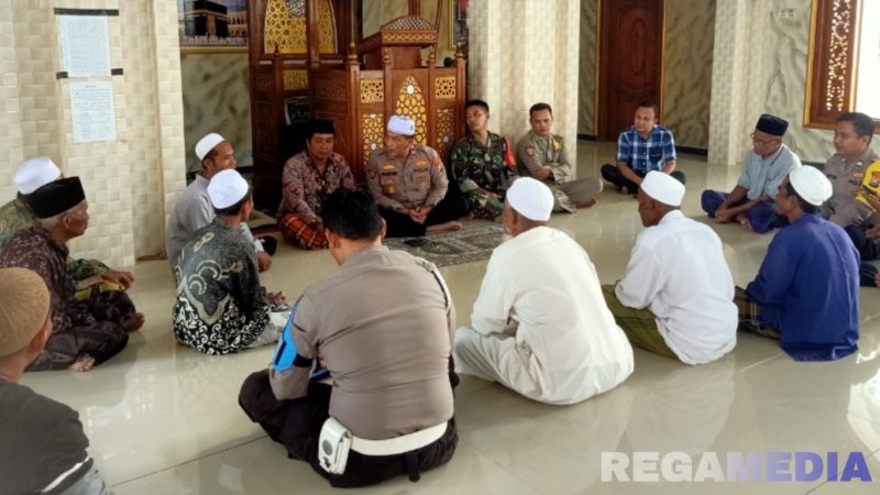 Caption: Kapolsek Sokobanah Iptu Sujiyono bersama anggotanya mengajak langsung tokoh agama, untuk mencegah praktik perjudian, (sumber foto: Humas Polres Sampang). 