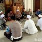 Caption: Kapolsek Sokobanah Iptu Sujiyono bersama anggotanya mengajak langsung tokoh agama, untuk mencegah praktik perjudian, (sumber foto: Humas Polres Sampang). 