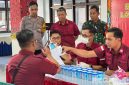 Caption: Kalapas Narkotika Pamekasan (Kusnan) meninjau langsung pemeriksaan hasil tes urine petugas Lapas Narkotika. 