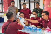 Caption: Kalapas Narkotika Pamekasan (Kusnan) meninjau langsung pemeriksaan hasil tes urine petugas Lapas Narkotika. 