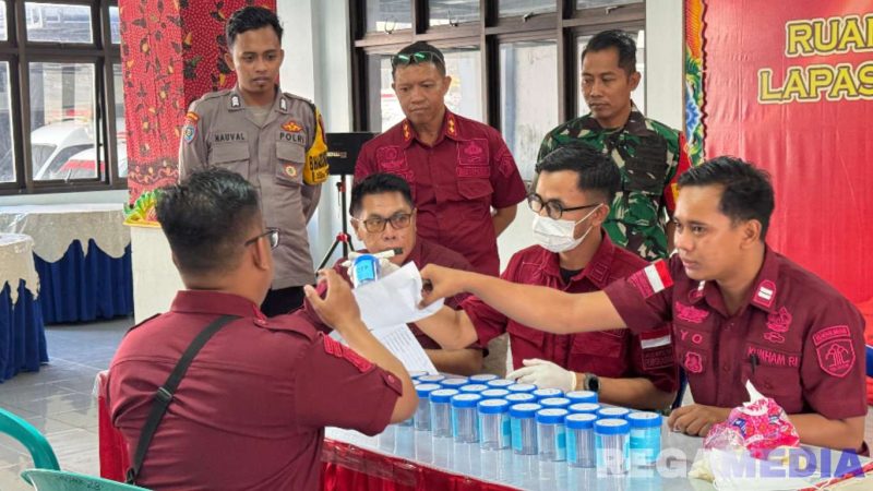 Caption: Kalapas Narkotika Pamekasan (Kusnan) meninjau langsung pemeriksaan hasil tes urine petugas Lapas Narkotika. 