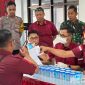 Caption: Kalapas Narkotika Pamekasan (Kusnan) meninjau langsung pemeriksaan hasil tes urine petugas Lapas Narkotika. 