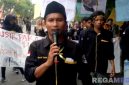 Caption: Badrut Tamam, aktivis Bangkalan saat turun jalan melakukan aksi demo, (dok. regamedianews). 
