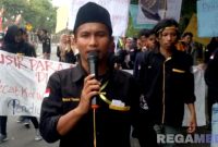 Caption: Badrut Tamam, aktivis Bangkalan saat turun jalan melakukan aksi demo, (dok. regamedianews). 