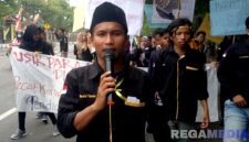 Caption: Badrut Tamam, aktivis Bangkalan saat turun jalan melakukan aksi demo, (dok. regamedianews). 