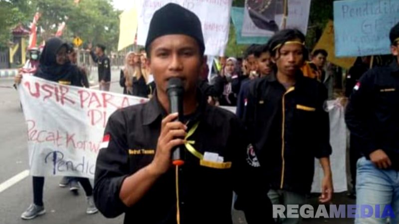 Caption: Badrut Tamam, aktivis Bangkalan saat turun jalan melakukan aksi demo, (dok. regamedianews). 