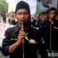 Caption: Badrut Tamam, aktivis Bangkalan saat turun jalan melakukan aksi demo, (dok. regamedianews). 