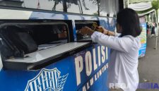 Caption: uji coba perberlakuan Layanan SIM Keliling di sekitar Alun-Alun Trunojoyo Sampang oleh Satpas Satlantas Polres Sampang, (dok. regamedianews). 