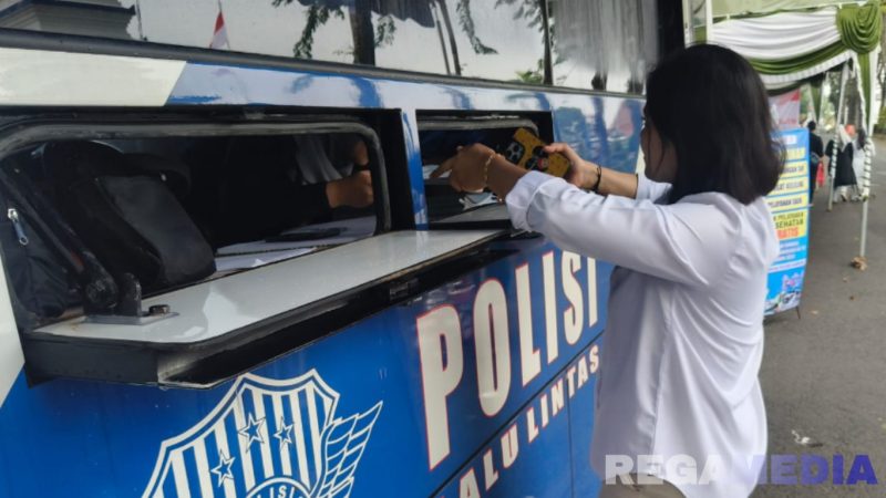 Caption: uji coba Layanan SIM Keliling di sekitar Alun-Alun Trunojoyo Sampang oleh Satpas Satlantas Polres Sampang, (dok. regamedianews). 