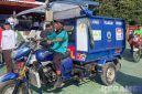 Caption: petugas kebersihan tampak mengendarai kendaraan pengangkut sampah usai peluncuran program 'Bangkalan Bherse Ongghu',  (dok. regamedianews). 