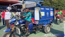 Caption: petugas kebersihan tampak mengendarai kendaraan pengangkut sampah usai peluncuran program 'Bangkalan Bherse Ongghu',  (dok. regamedianews). 