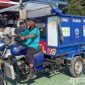 Caption: petugas kebersihan tampak mengendarai kendaraan pengangkut sampah usai peluncuran program 'Bangkalan Bherse Ongghu',  (dok. regamedianews). 