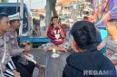 Caption: anggota Satlantas Polres Bangkalan sosialisasikan aturan ODOL kepada sopir kendaraan bermuatan berat, (dok. regamedianews). 