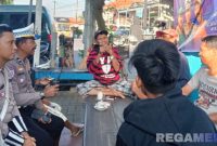 Caption: anggota Satlantas Polres Bangkalan sosialisasikan aturan ODOL kepada sopir kendaraan bermuatan berat, (dok. regamedianews). 