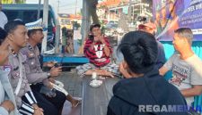 Caption: anggota Satlantas Polres Bangkalan sosialisasikan aturan ODOL kepada sopir kendaraan bermuatan berat, (dok. regamedianews). 