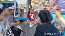 Caption: anggota Satlantas Polres Bangkalan sosialisasikan aturan ODOL kepada sopir kendaraan bermuatan berat, (dok. regamedianews). 