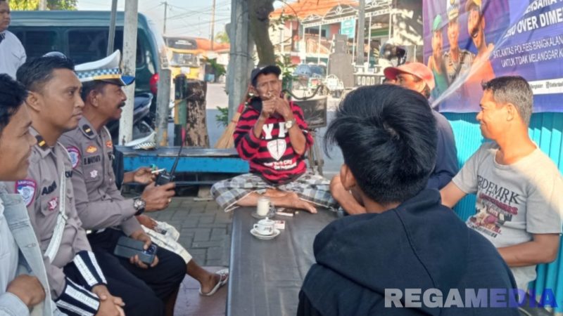 Caption: anggota Satlantas Polres Bangkalan sosialisasikan aturan ODOL kepada sopir kendaraan bermuatan berat, (dok. regamedianews). 